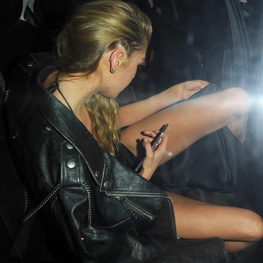 Stella Maxwell sınırları zorladı! Üstsüz pozlar...