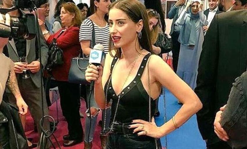 Hazal Kaya, göğüs dekolteli kıyafetiyle nefes kesti!