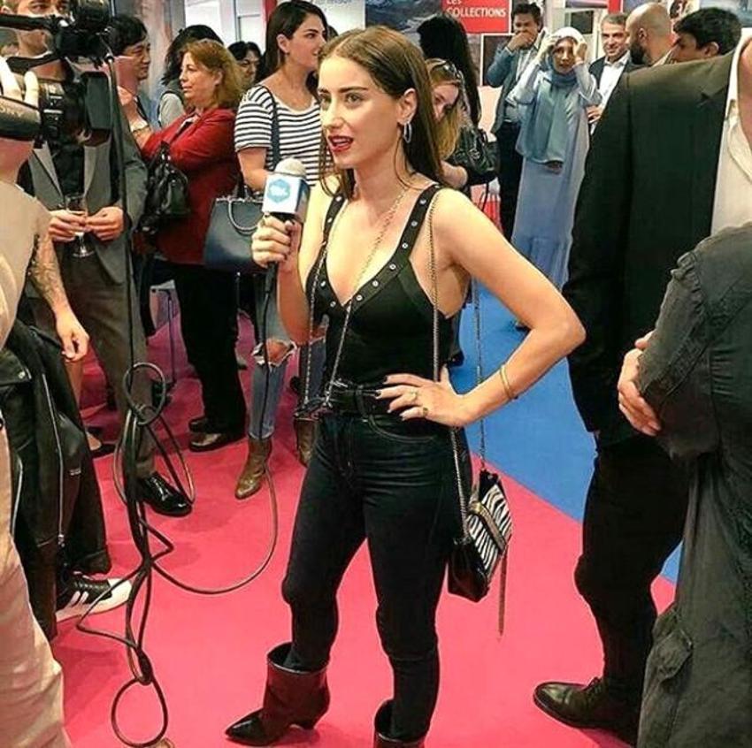 Hazal Kaya, göğüs dekolteli kıyafetiyle nefes kesti!