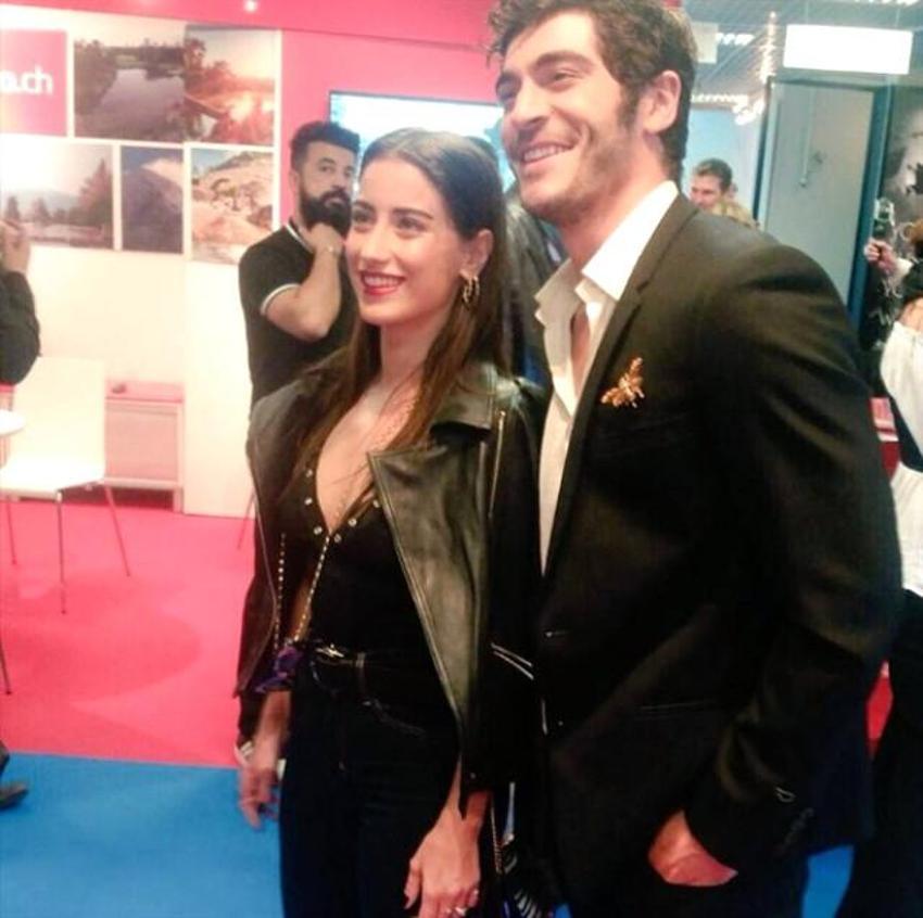 Hazal Kaya, göğüs dekolteli kıyafetiyle nefes kesti!