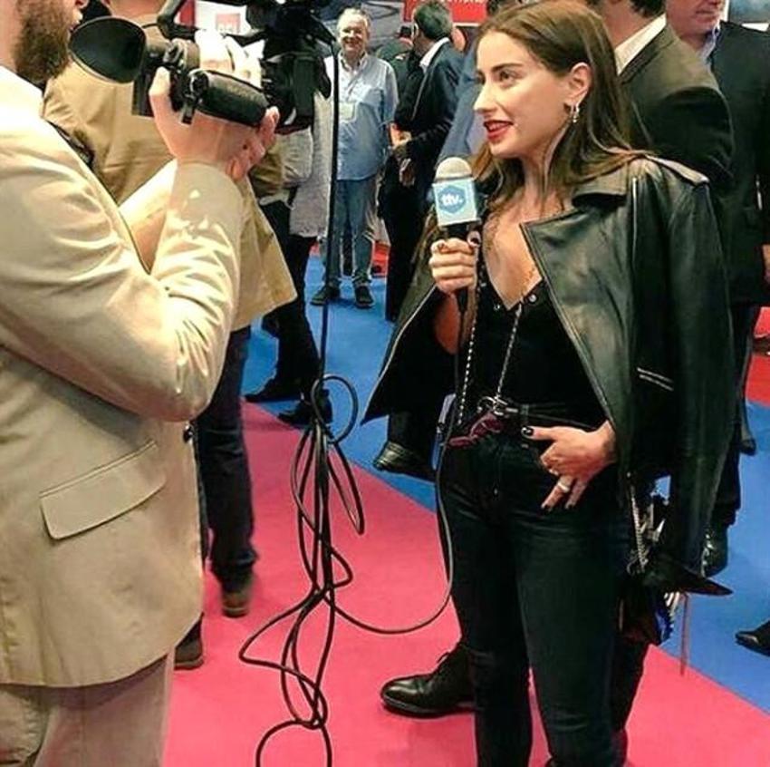Hazal Kaya, göğüs dekolteli kıyafetiyle nefes kesti!