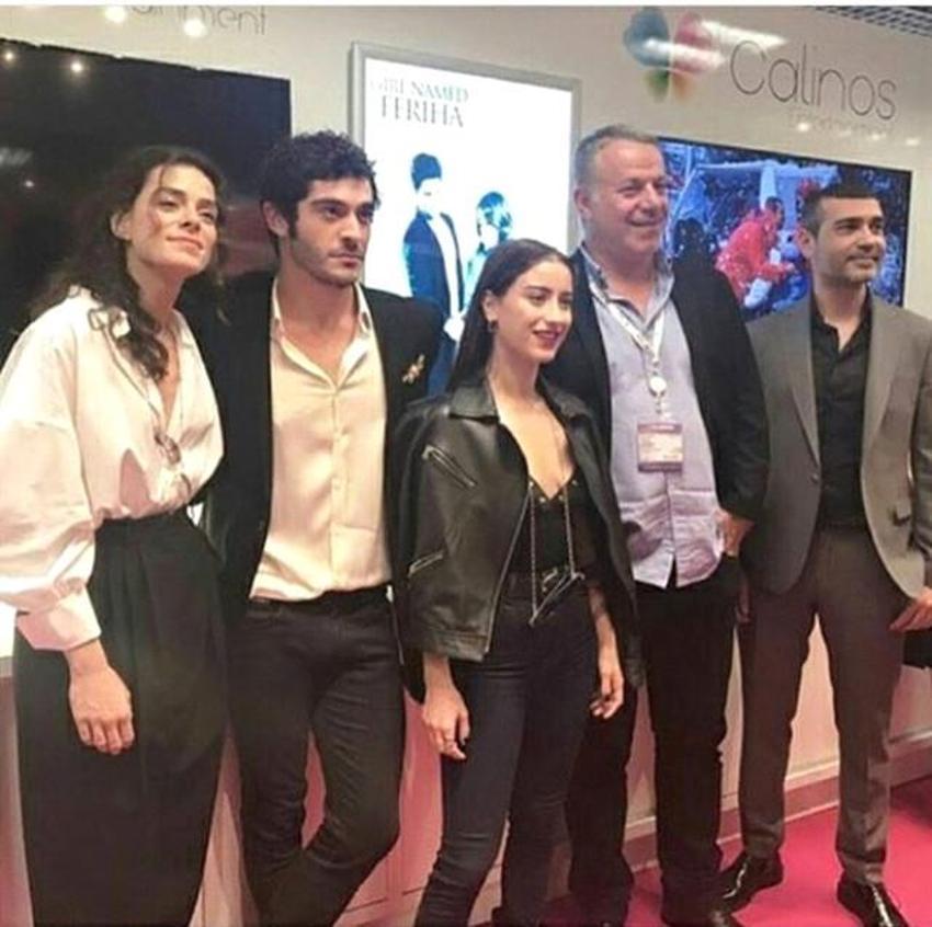 Hazal Kaya, göğüs dekolteli kıyafetiyle nefes kesti!