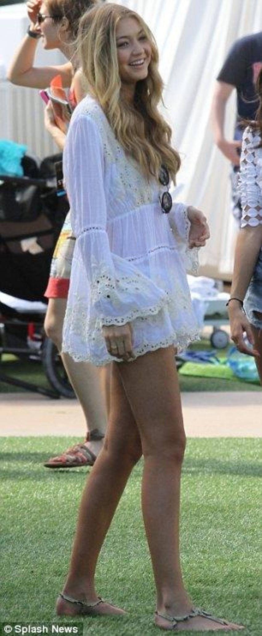 Gigi Hadid geceyi aydınlattı!