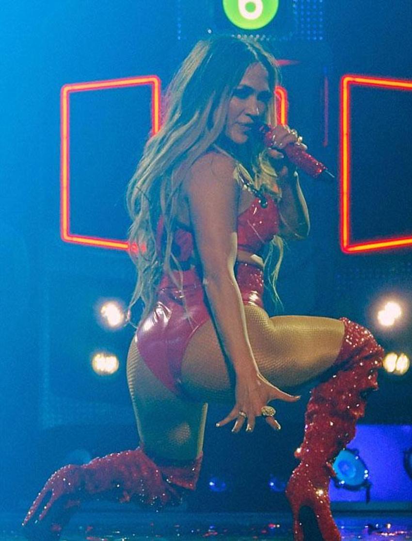 Jennifer Lopez sahnede poposunu gösterince...