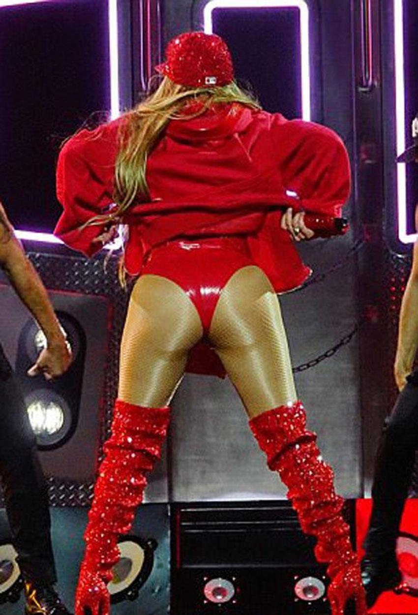 Jennifer Lopez sahnede poposunu gösterince...