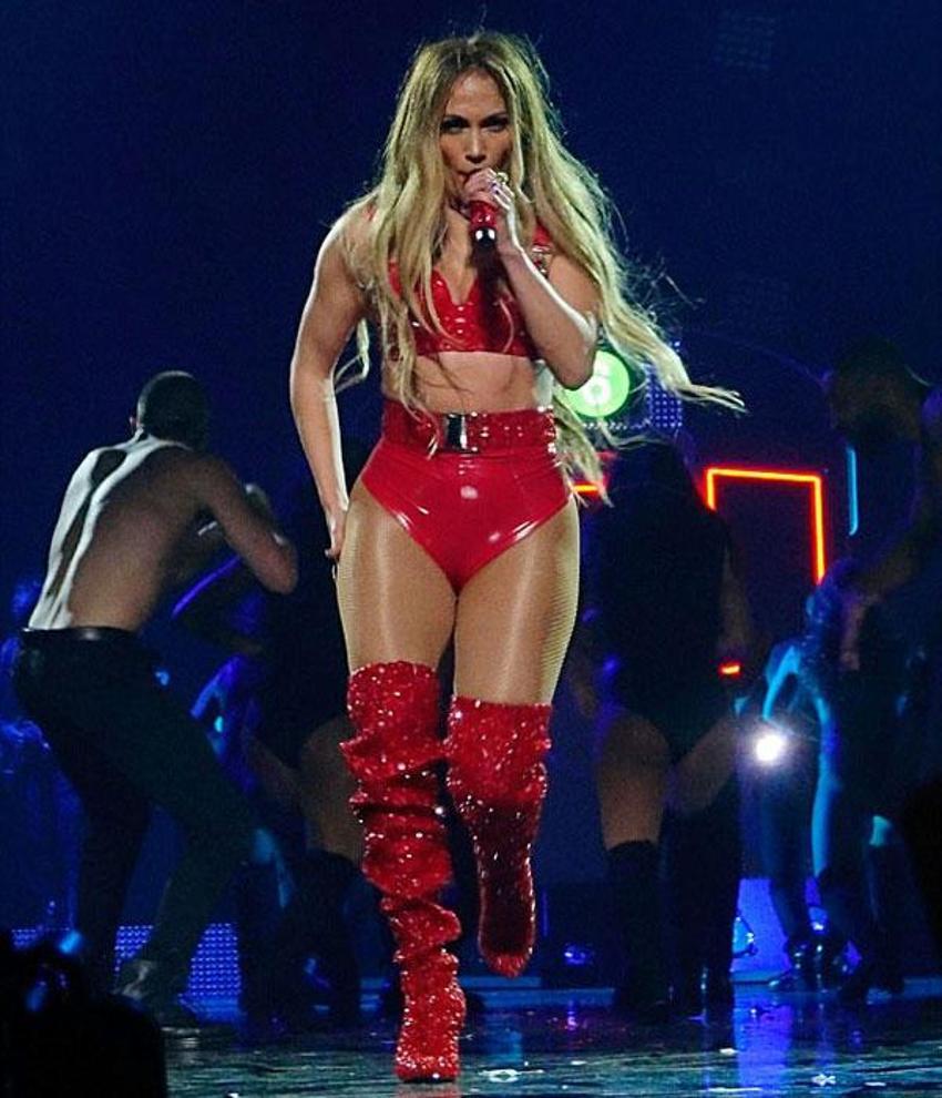 Jennifer Lopez sahnede poposunu gösterince...