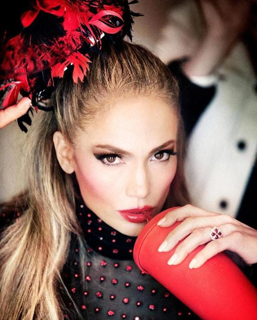 Jennifer Lopez sahnede poposunu gösterince...