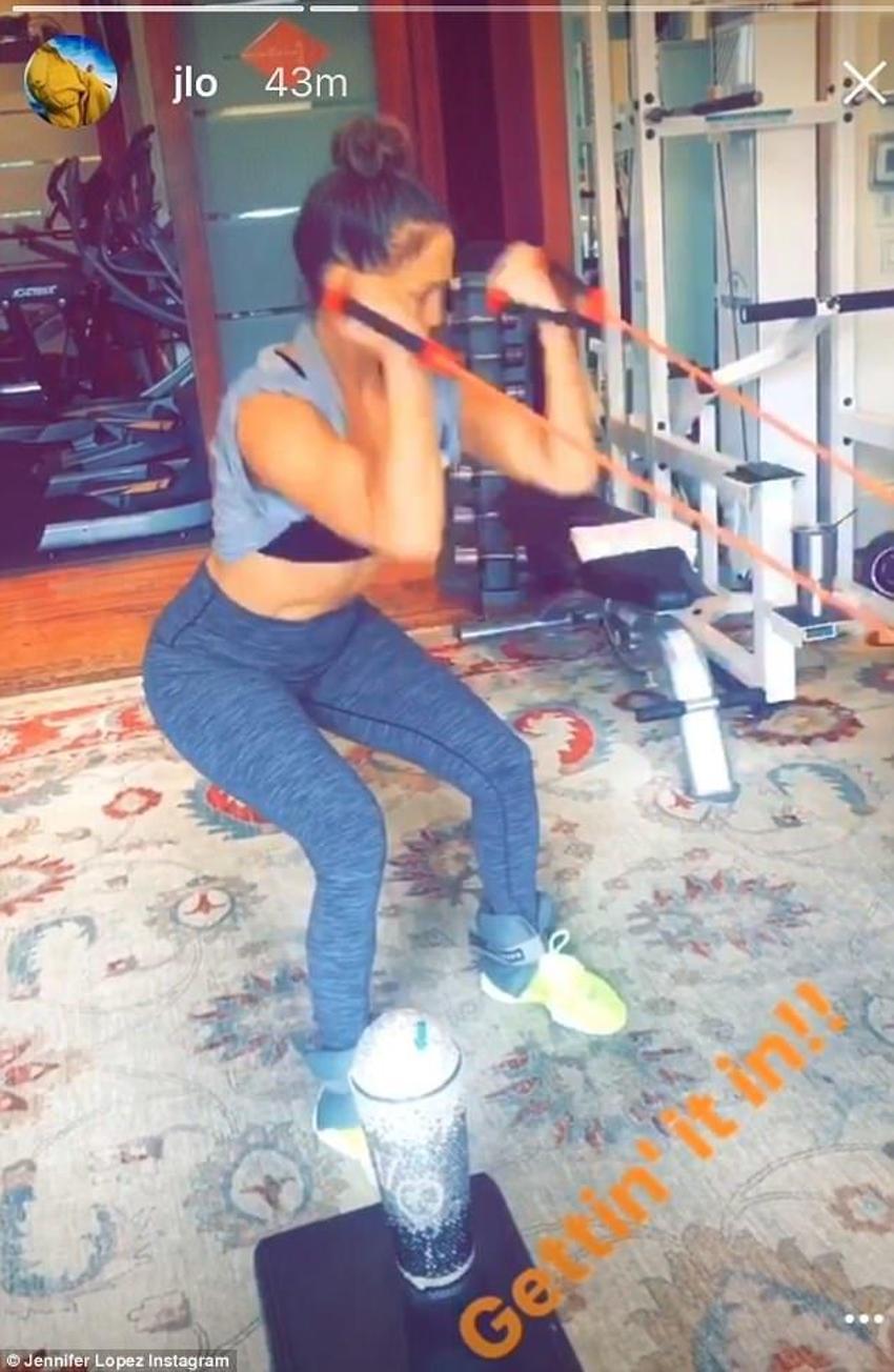 Jennifer Lopez sahnede poposunu gösterince...