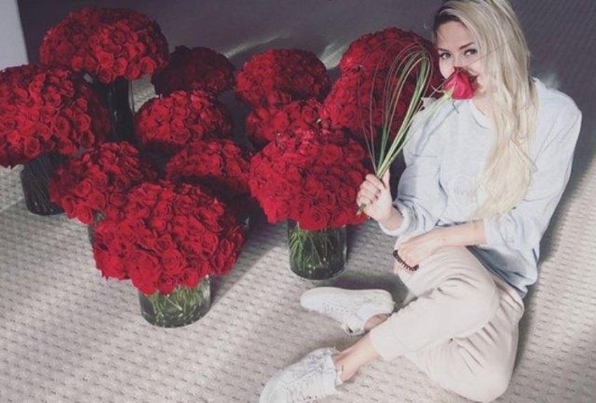 Rus model Victoria Bonya, Burak Özçivit'in peşini bırakmıyor!