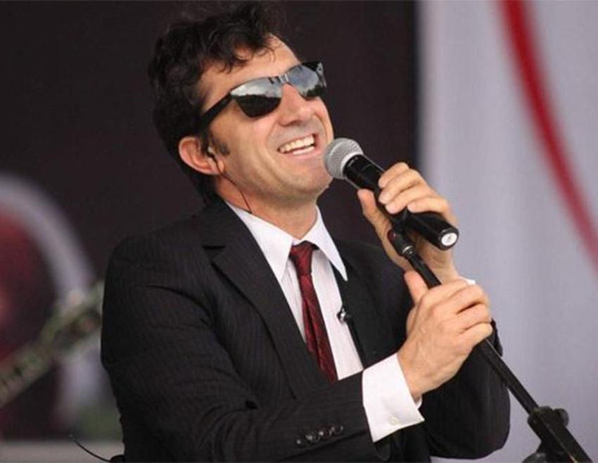 'Ayna' grubunun solisti Erhan Güleryüz gözlüksüz yakalandı!