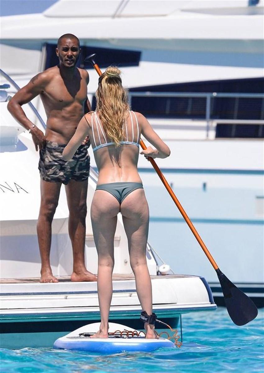 Doutzen Kroes seksi iç çamaşırlarıyla nefes kesti!