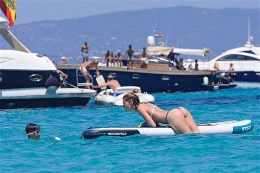 Doutzen Kroes seksi iç çamaşırlarıyla nefes kesti!