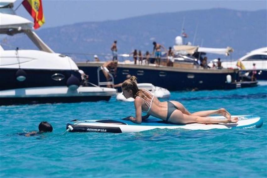 Doutzen Kroes seksi iç çamaşırlarıyla nefes kesti!
