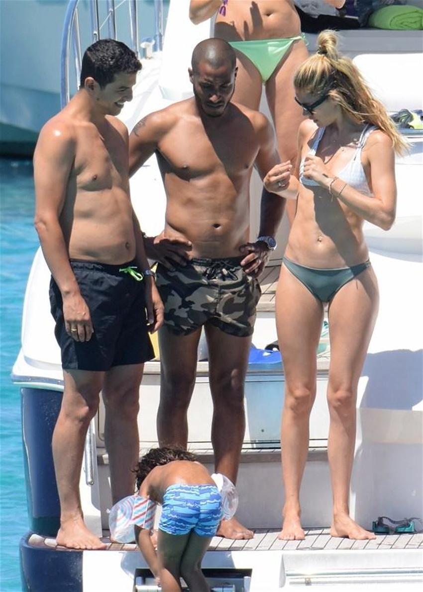 Doutzen Kroes seksi iç çamaşırlarıyla nefes kesti!