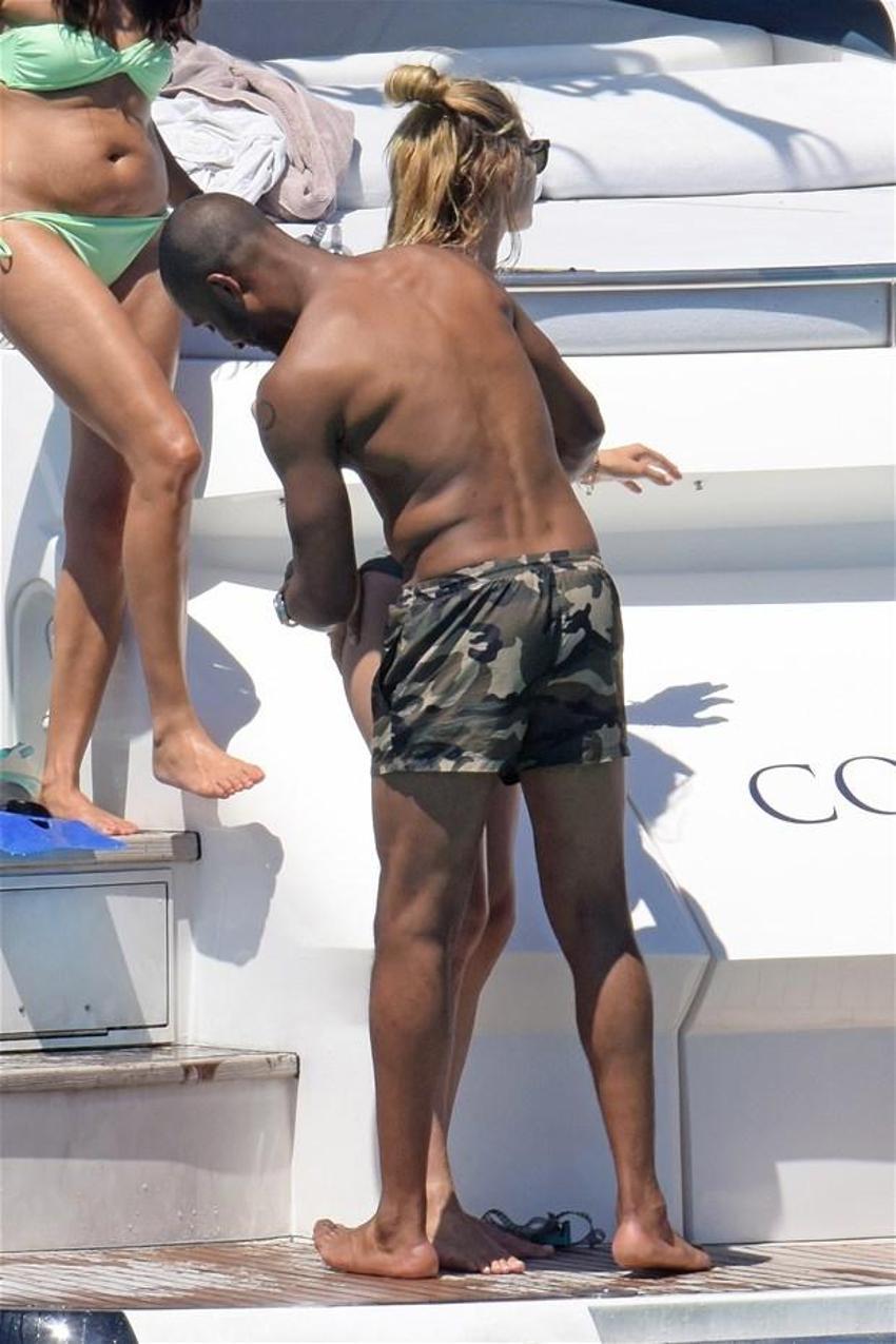 Doutzen Kroes seksi iç çamaşırlarıyla nefes kesti!