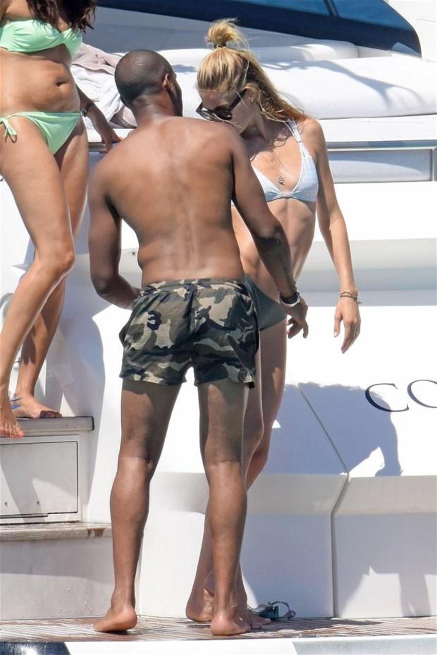 Doutzen Kroes seksi iç çamaşırlarıyla nefes kesti!