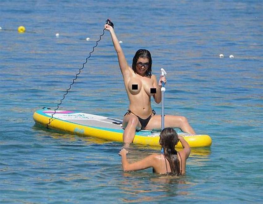 Kimseye aldırmadan üstsüz sörf yaptı!