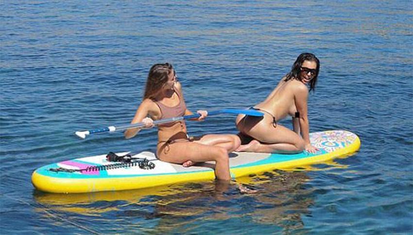 Kimseye aldırmadan üstsüz sörf yaptı!