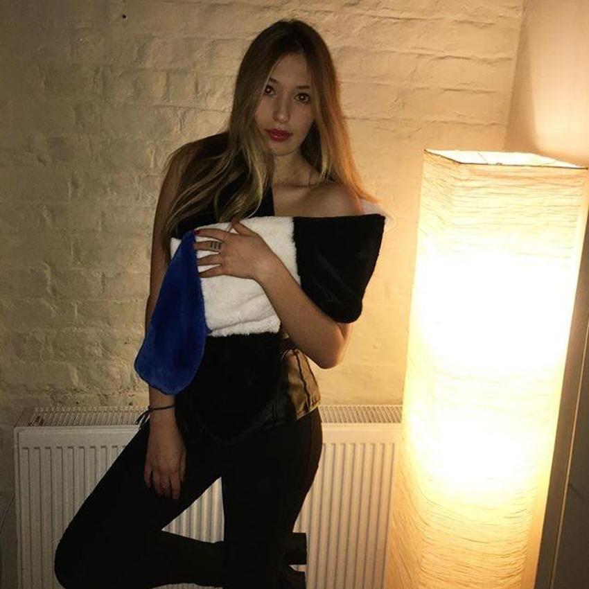 Mali'nin kızı Yasmin minisiyle yürek hoplattı!