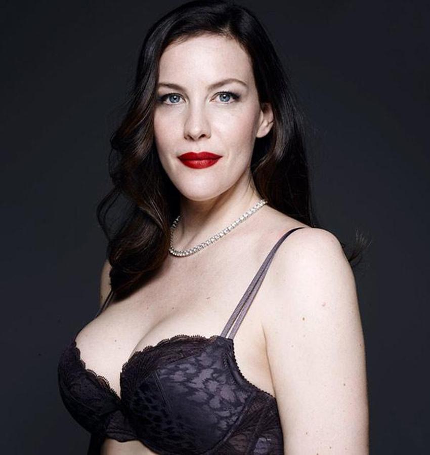 Liv Tyler parmak ısırttı!