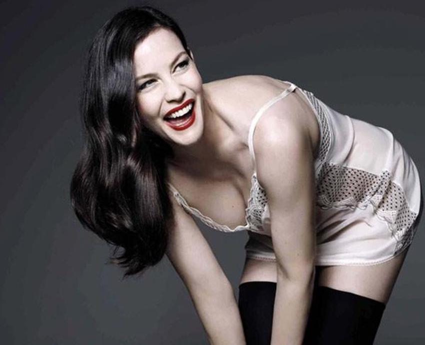Liv Tyler parmak ısırttı!