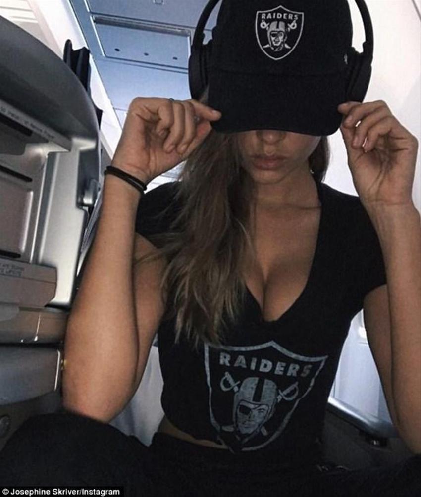 Josephine Skriver çırılçıplak poz verdi!
