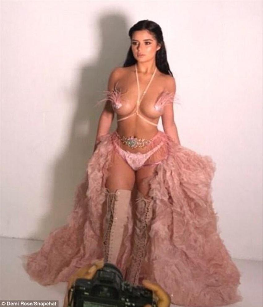 Demi Rose yine yaptı yapacağını!