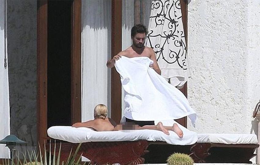 Sofia Richie çıplak güneşlendi!