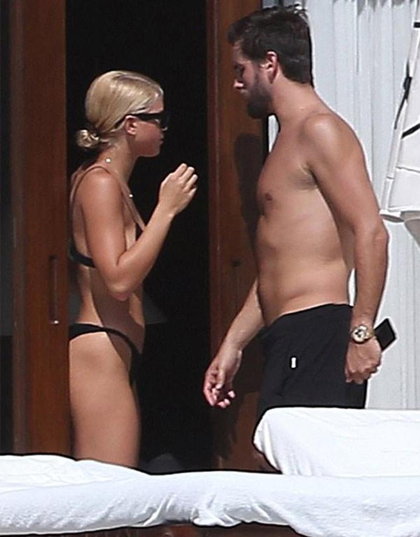 Sofia Richie çıplak güneşlendi!