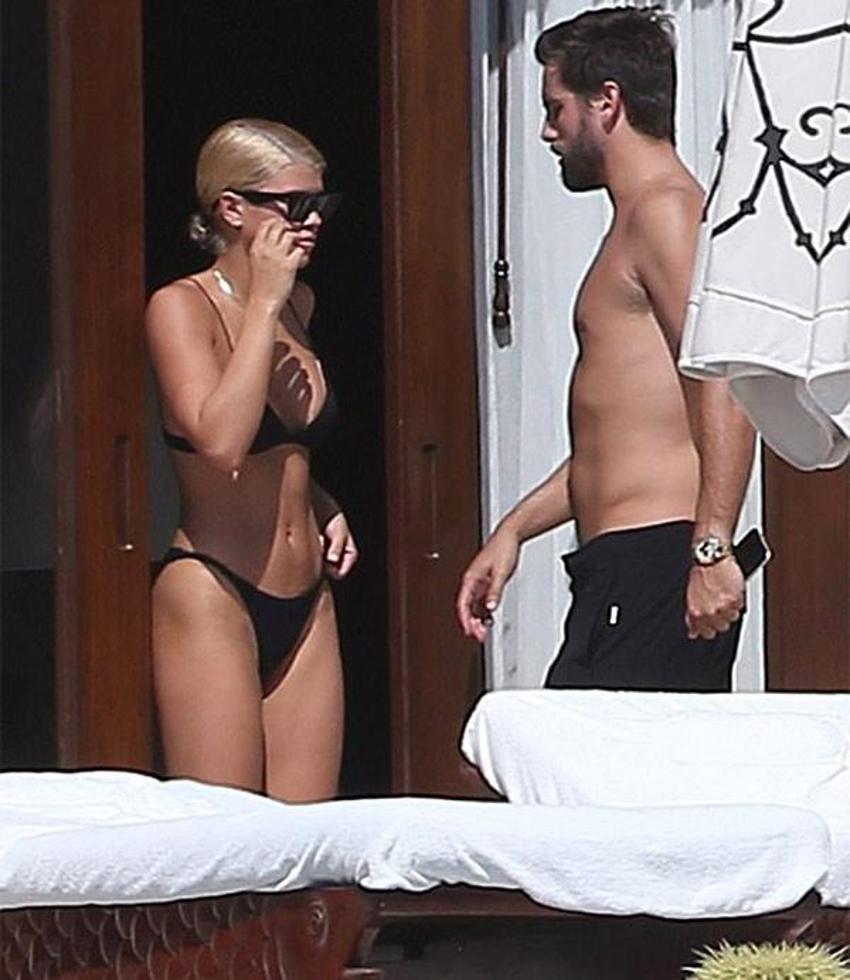 Sofia Richie çıplak güneşlendi!