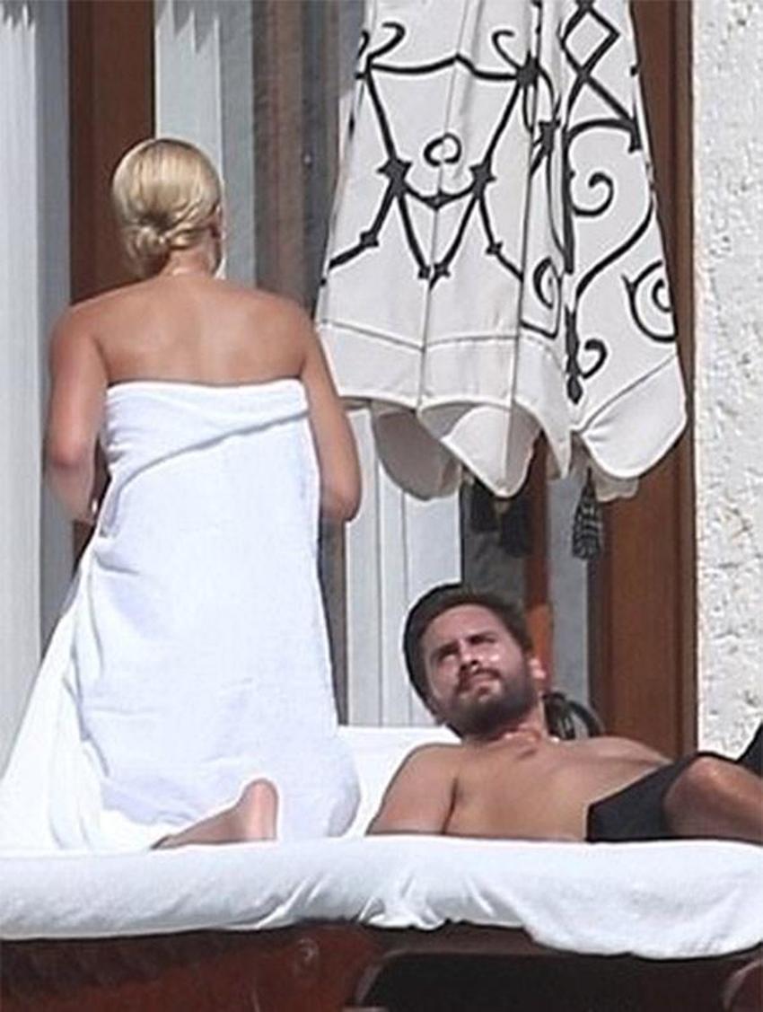 Sofia Richie çıplak güneşlendi!