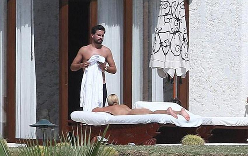 Sofia Richie çıplak güneşlendi!