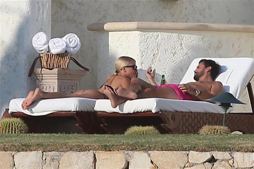 Sofia Richie çıplak güneşlendi!