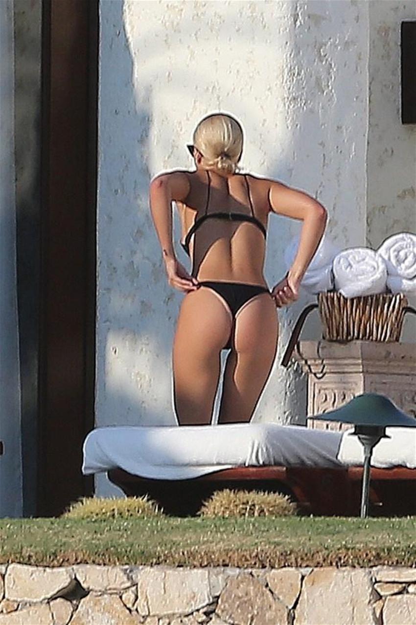 Sofia Richie çıplak güneşlendi!