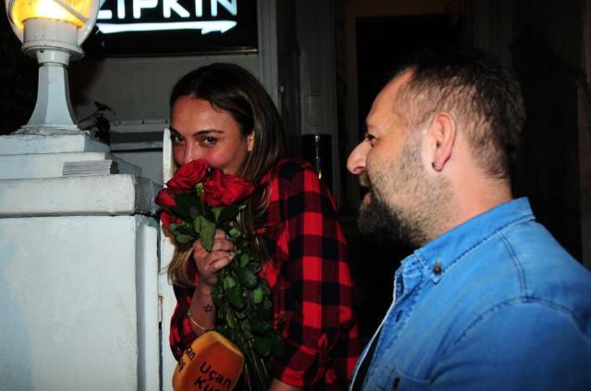 Ziynet Sali sokakta öpücüklere boğdu!