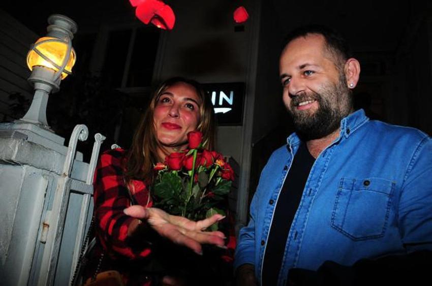 Ziynet Sali sokakta öpücüklere boğdu!