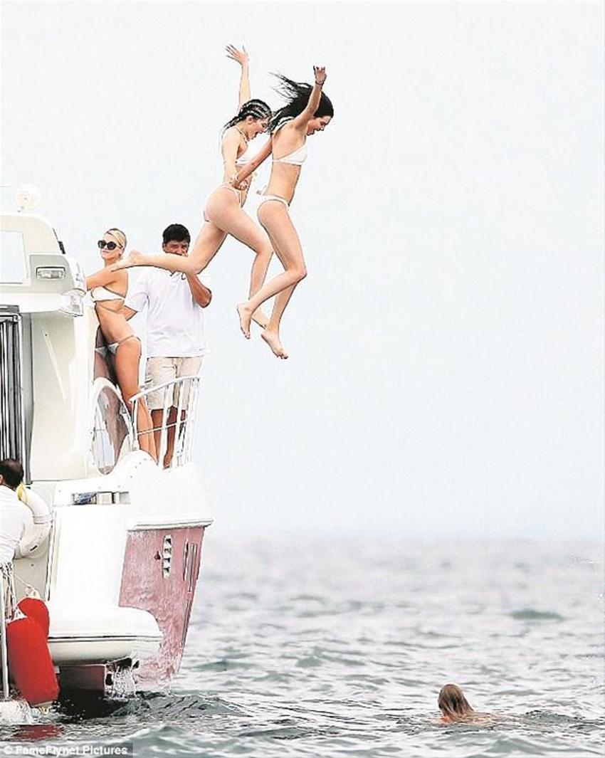 Seksi manken hepsini ezdi geçti!