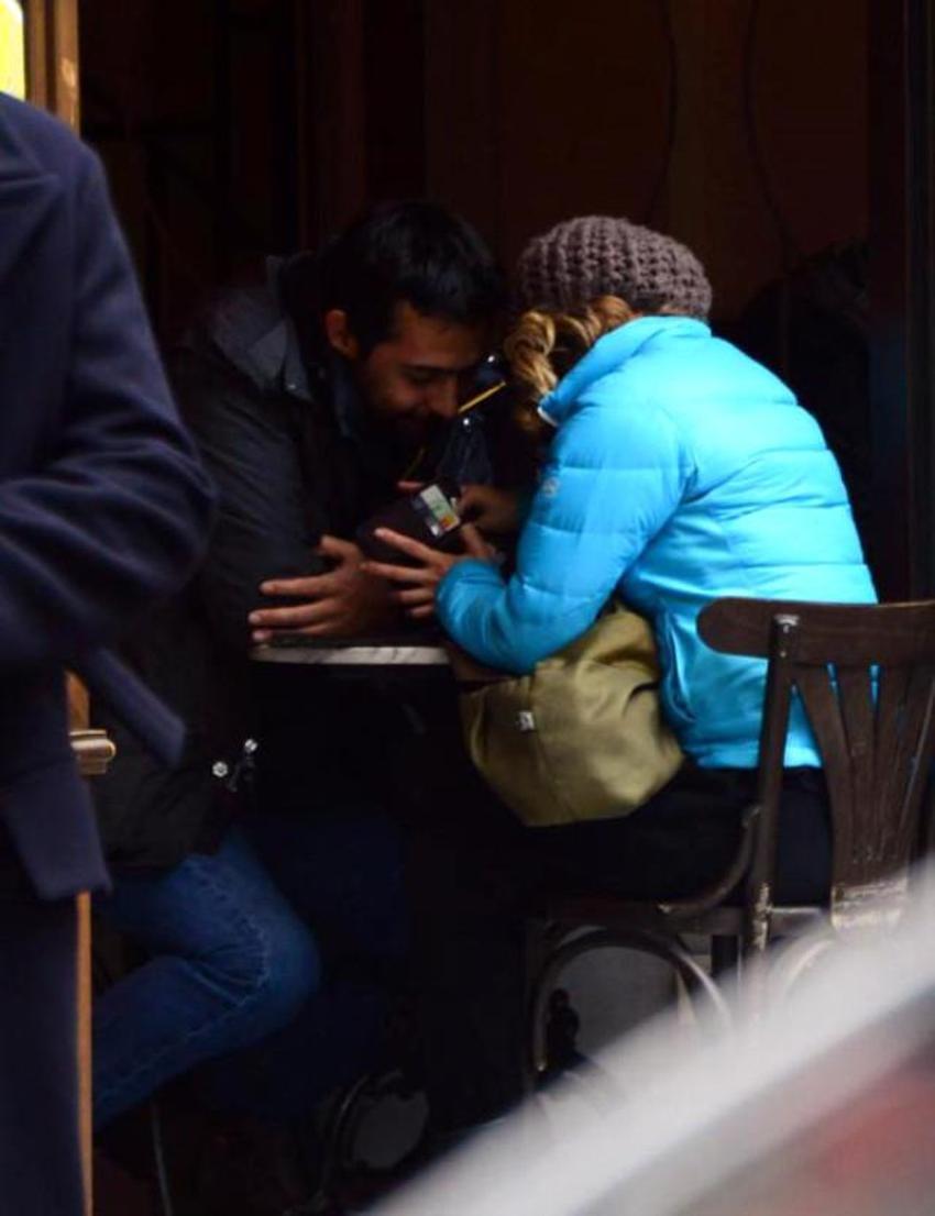 Küçük sevgilisiyle çok fena yakalandı!