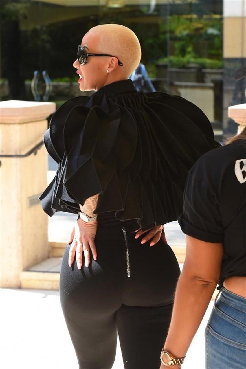 Amber Rose'un seksi paylaşımı tepki çekti!