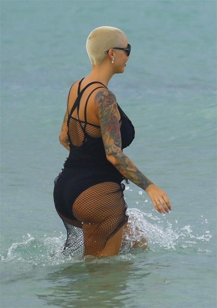 Amber Rose'un seksi paylaşımı tepki çekti!