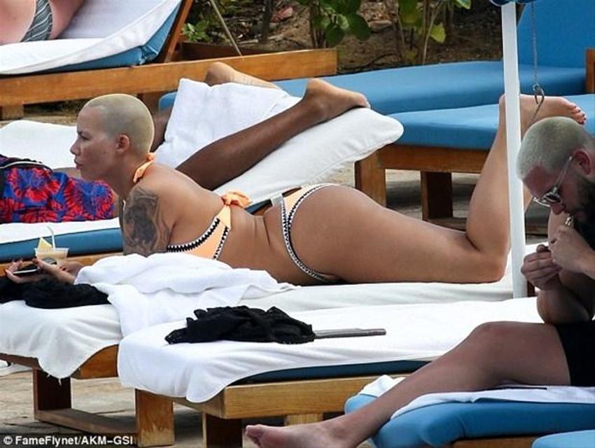 Amber Rose'un seksi paylaşımı tepki çekti!