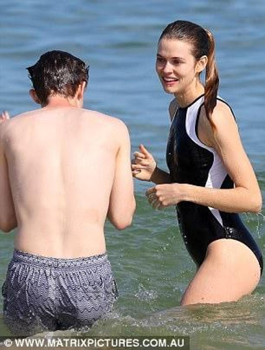 Yeni melek plajda şov yaptı!