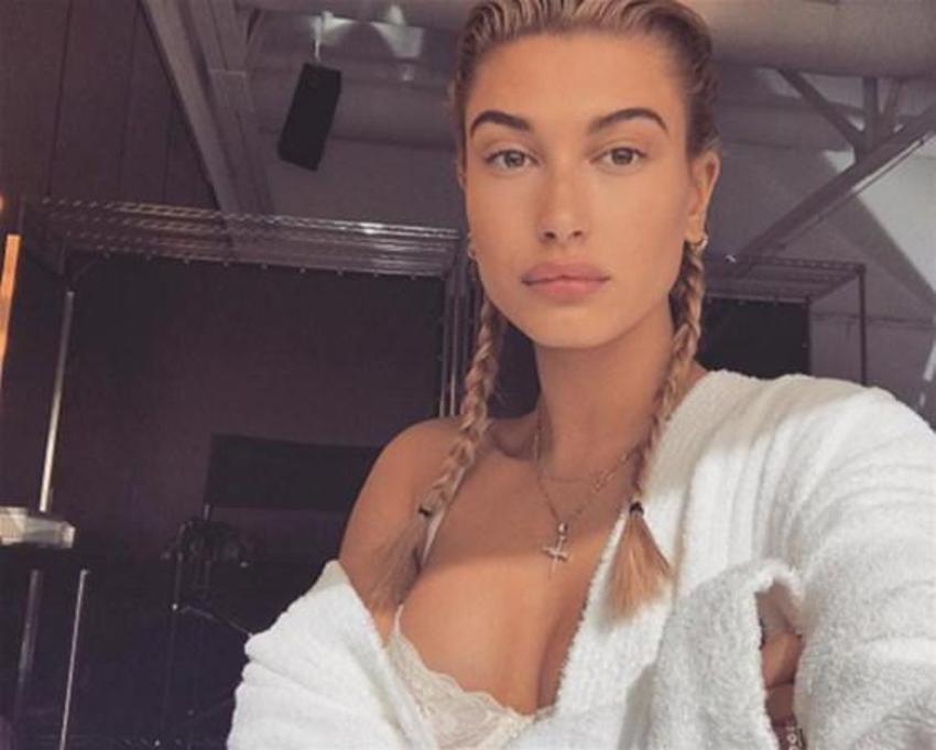 Hailey Baldwin'den yeni yaş pozu!