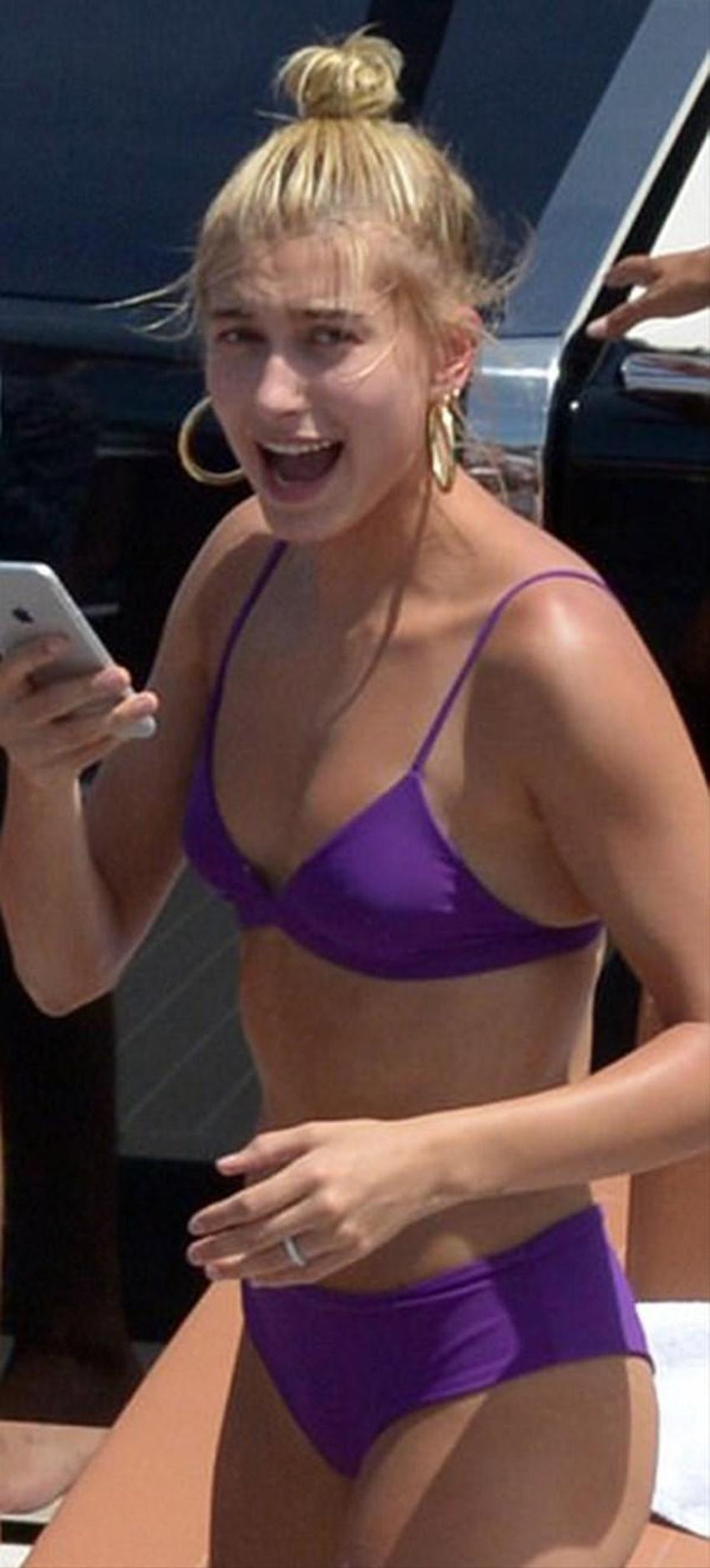 Hailey Baldwin'den yeni yaş pozu!