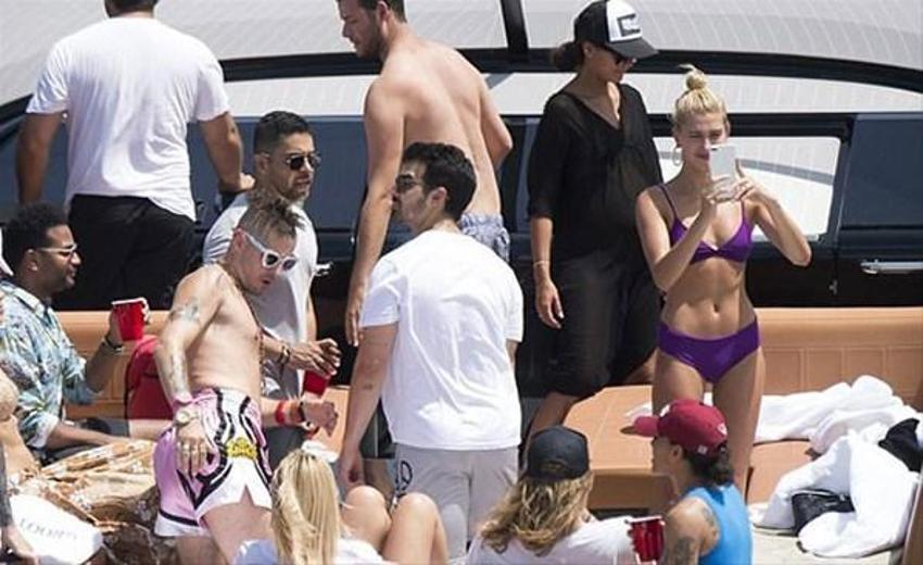 Hailey Baldwin'den yeni yaş pozu!