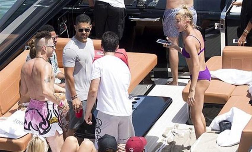 Hailey Baldwin'den yeni yaş pozu!