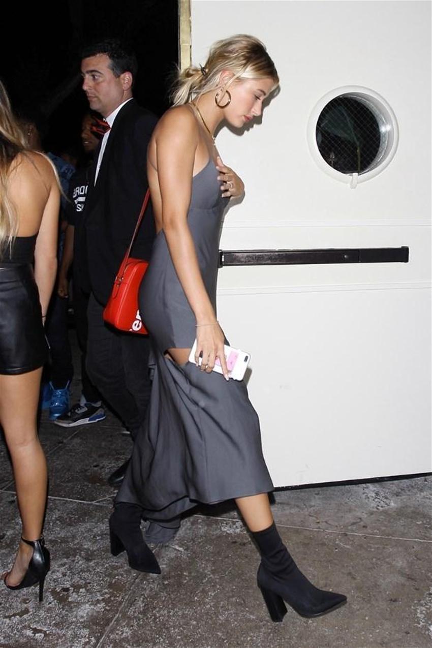 Hailey Baldwin'den yeni yaş pozu!