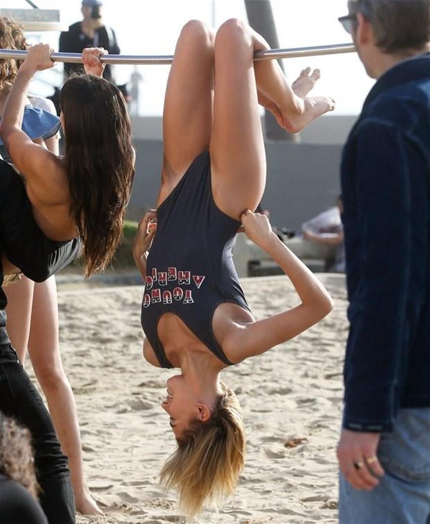 Hailey Baldwin'den yeni yaş pozu!
