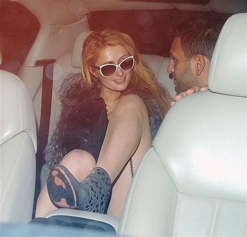 Paris Hilton'dan seksi havuz pozu!