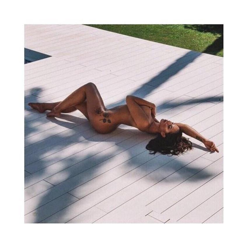Kendinden geçen seksi model olay oldu!